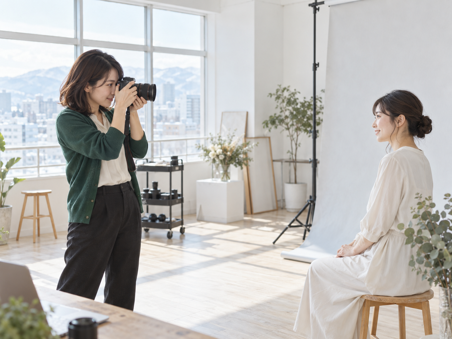 スタジオで撮影するフォトグラファー山田美咲のデモ用AIイメージ